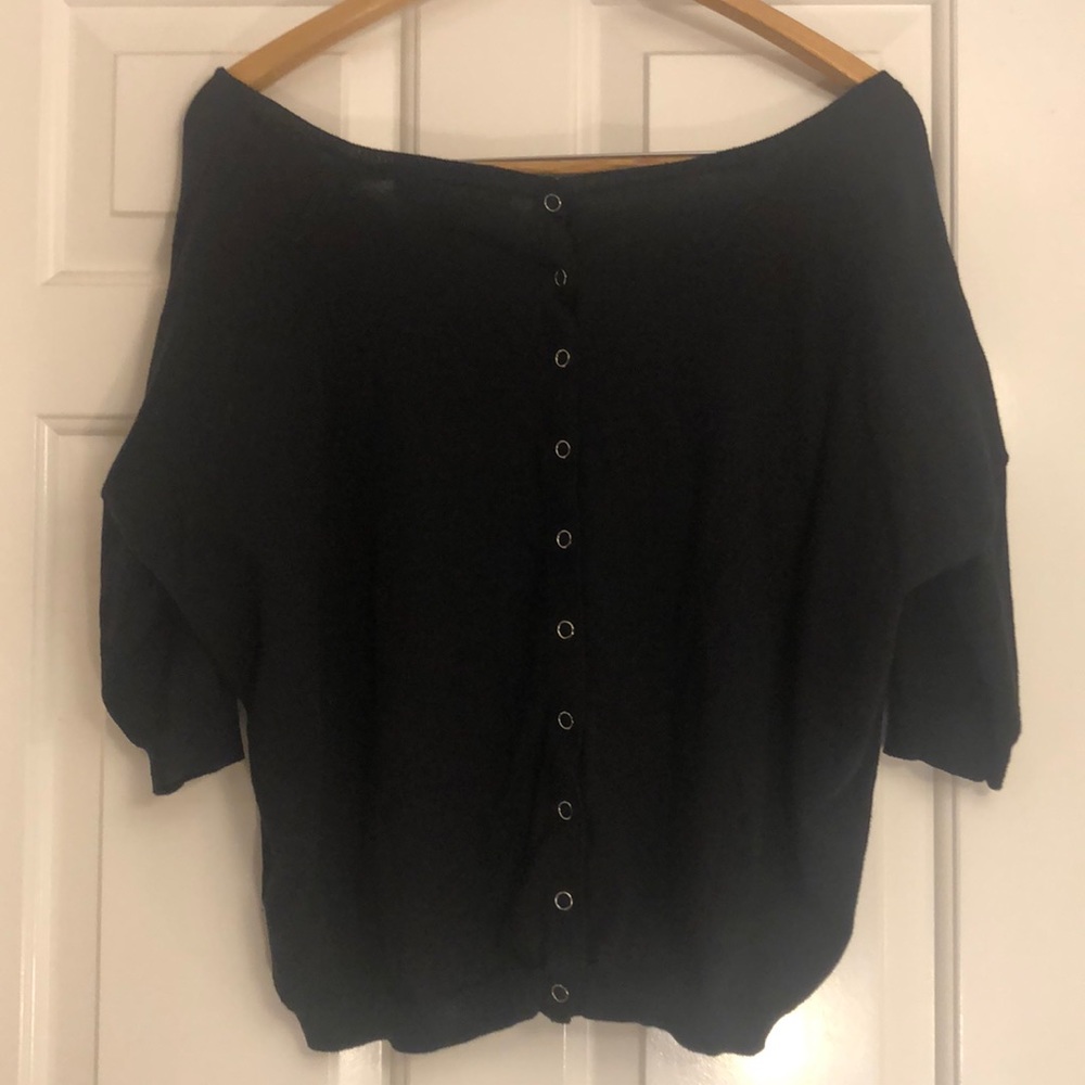 Short sweater with buttons on the back